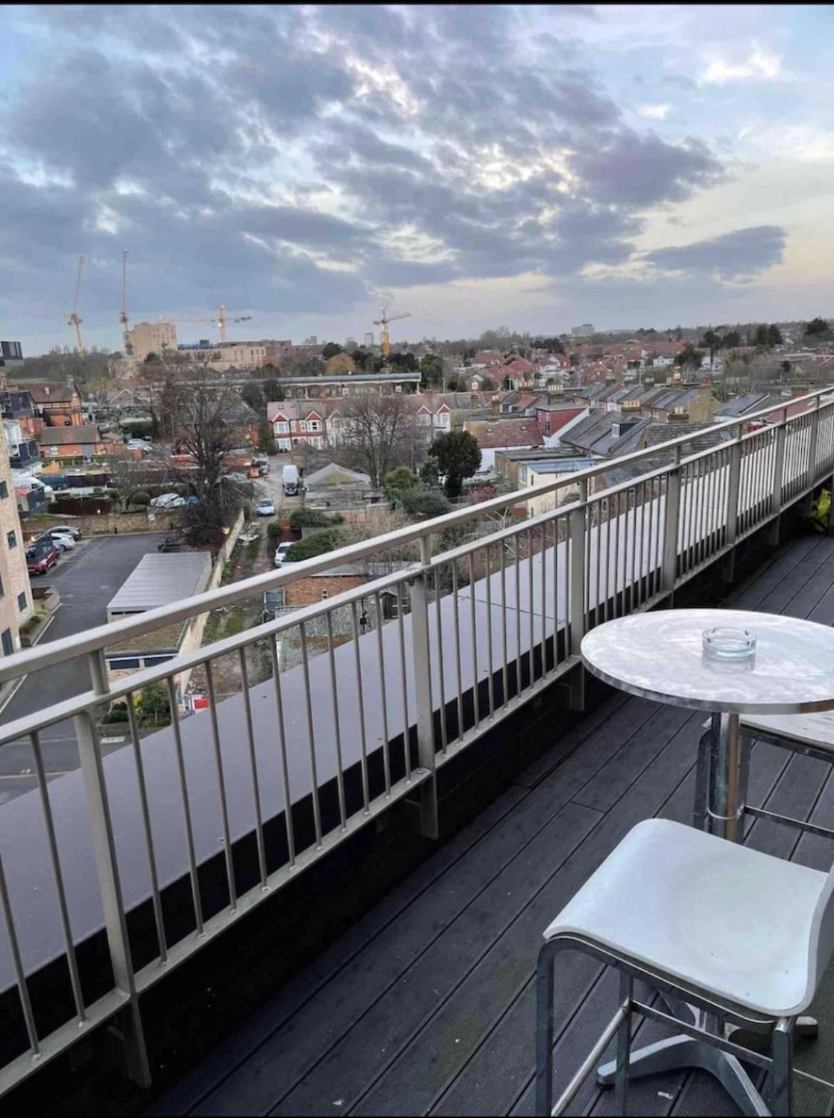 Luxury Top Floor Penthouse Apartment Near Heathrow London Eksteriør billede